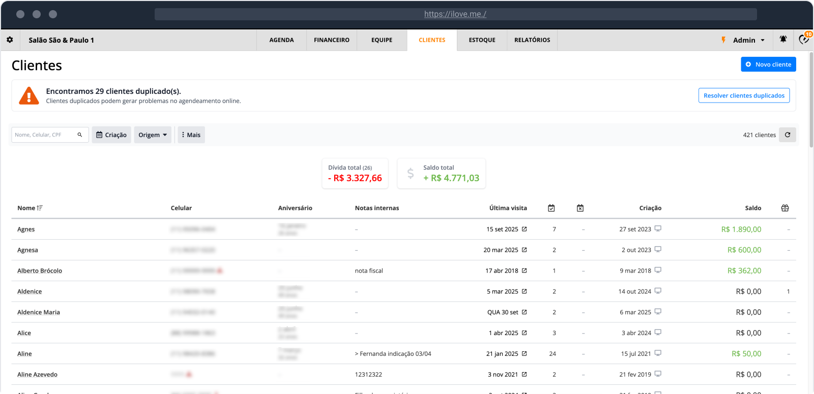 Lista de clientes do ilove.me no computador, com aviso de clientes duplicados, dívida e saldo total e a última visita de cada cliente