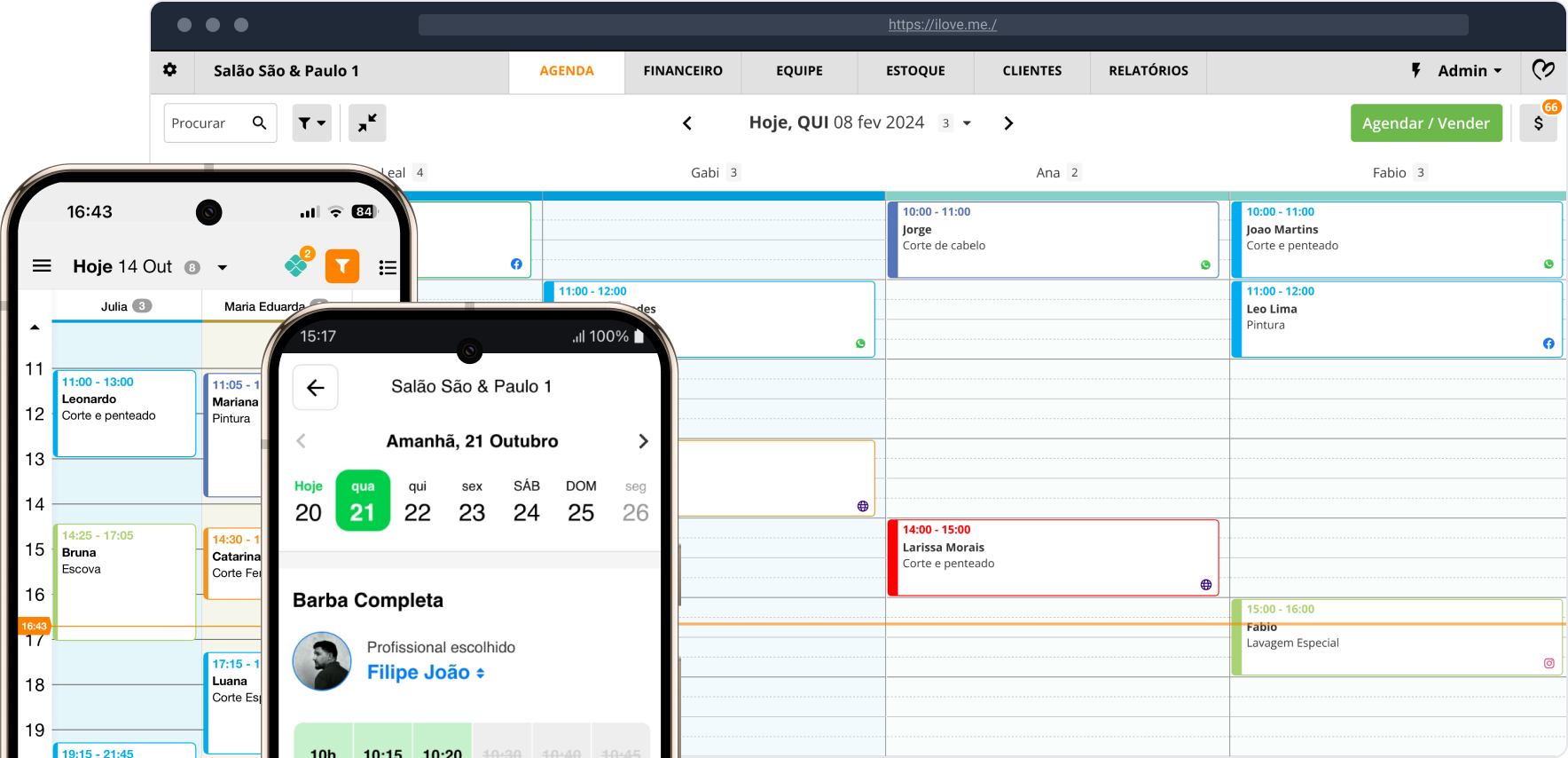 Agenda do ilove.me no computador com os horários de cada profissional, a mesma agenda no app do celular e, à frente, um cliente escolhendo o dia e o profissional pelo agendamento online